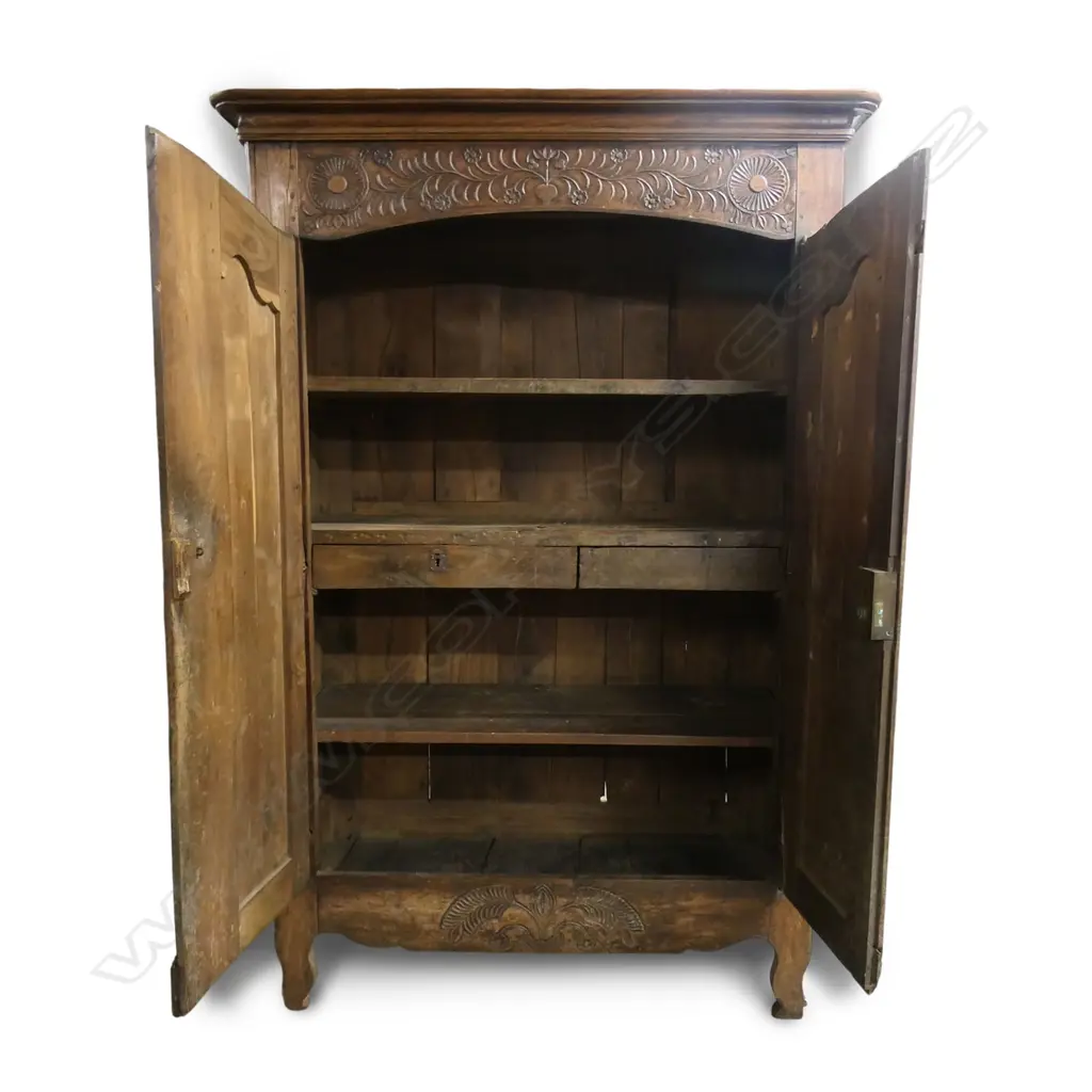 An early 19thC French walnut armoire, Image 1++