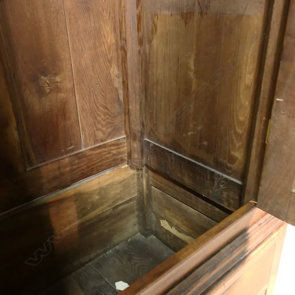 A George III oak linen press, Image 1++