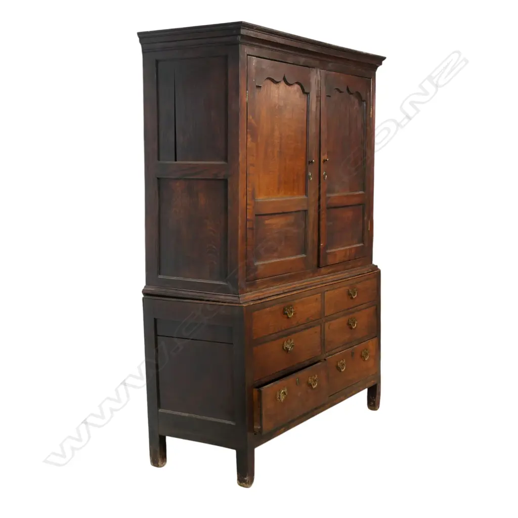 A George III oak linen press, Image 1++