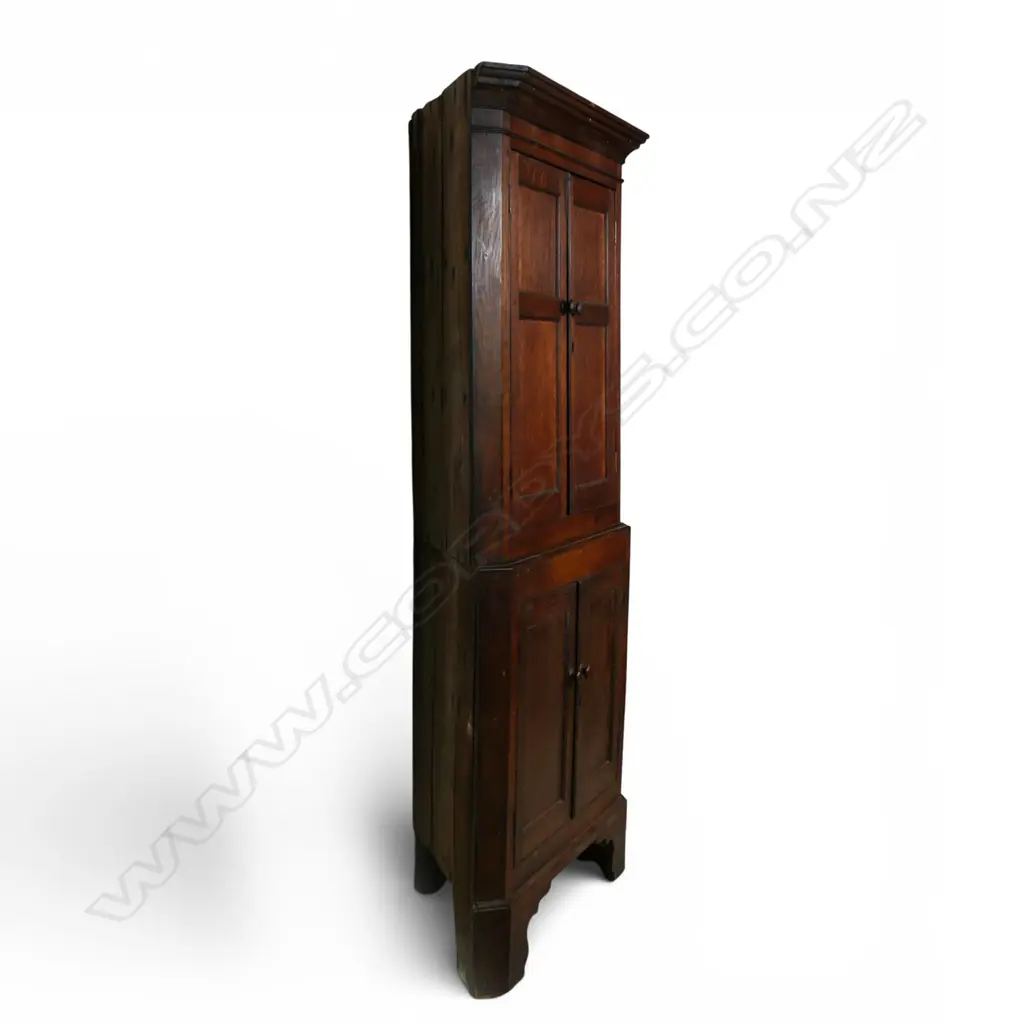 A George III oak standing two section corner cabinet, Image 1++