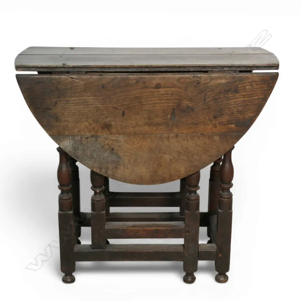 A George III country oak small gate leg table, Image 1++