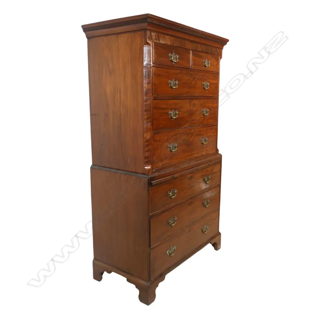 A George III mahogany chest on chest, Image 1++