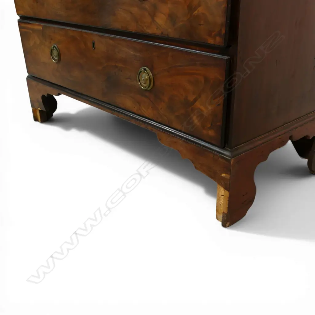 A George III mahogany chest on chest, Image 1++