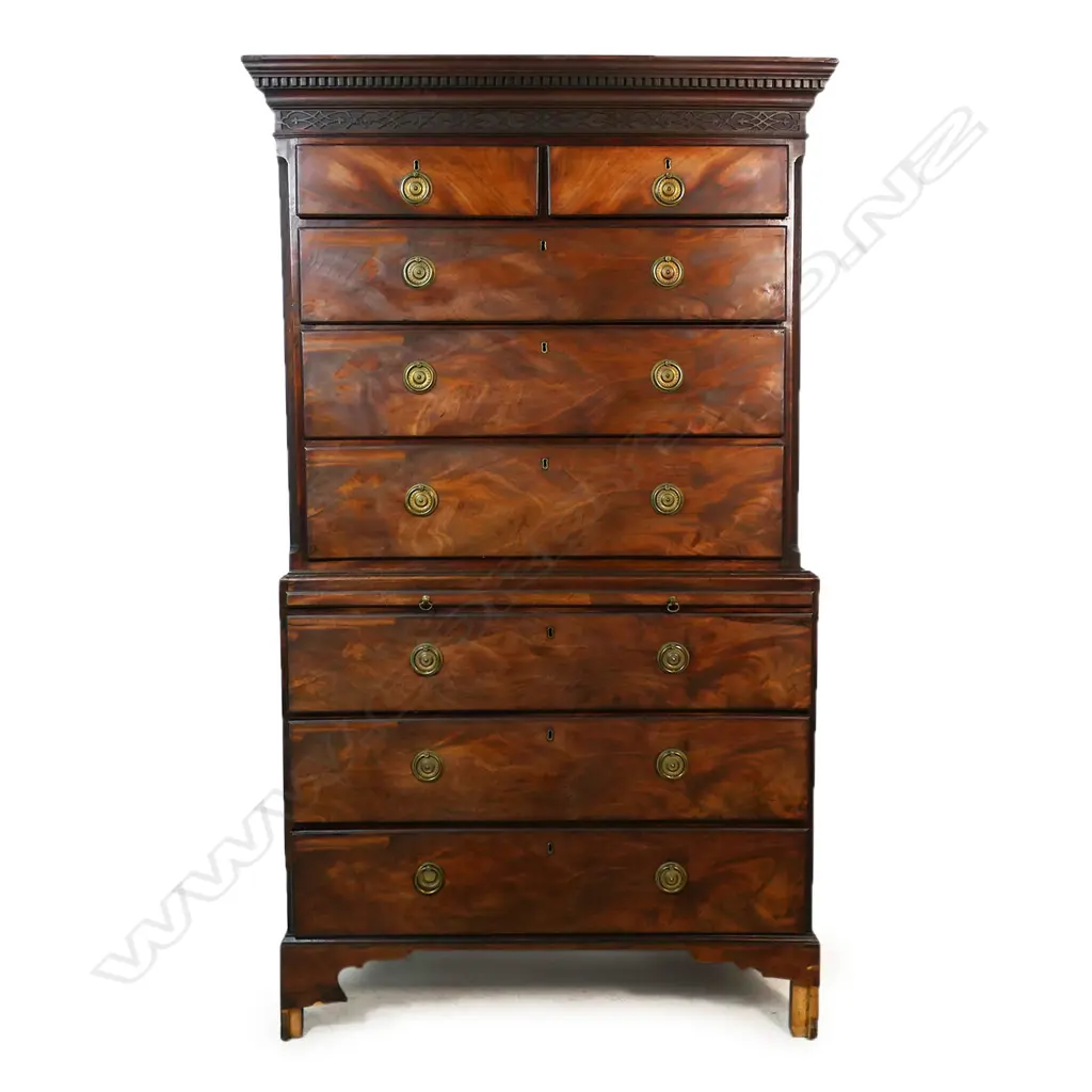 A George III mahogany chest on chest, Image 1++