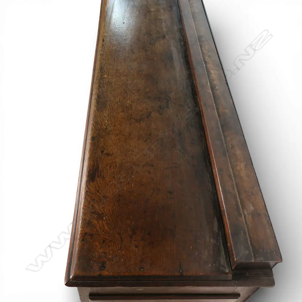 A George III country oak dresser base, Image 1++