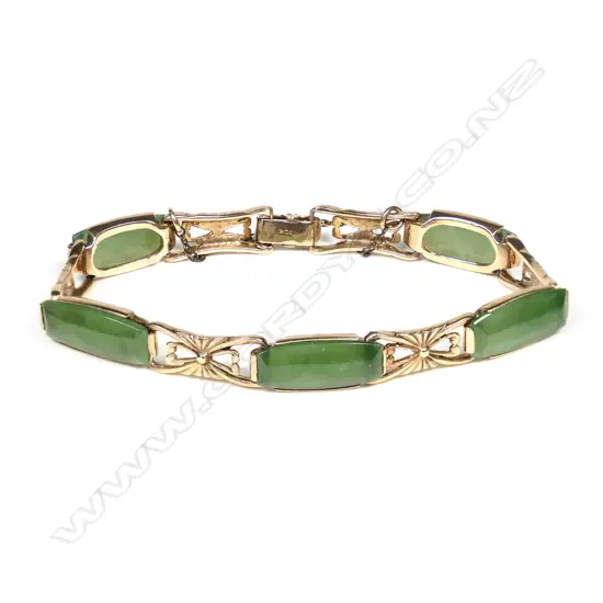 A 9ct gold and pounamu bracelet