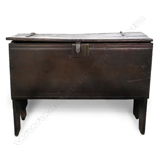 An oak 17th/18thC coffer,