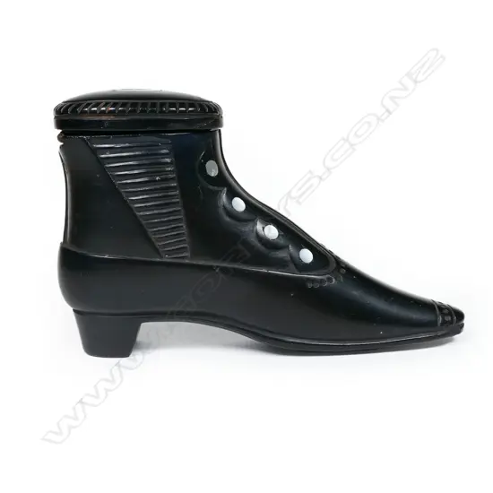 A Victorian vulcanite snuff box,