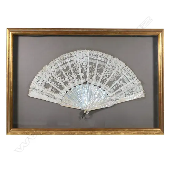A 19thC fine Brussels lace fan d'éventails,