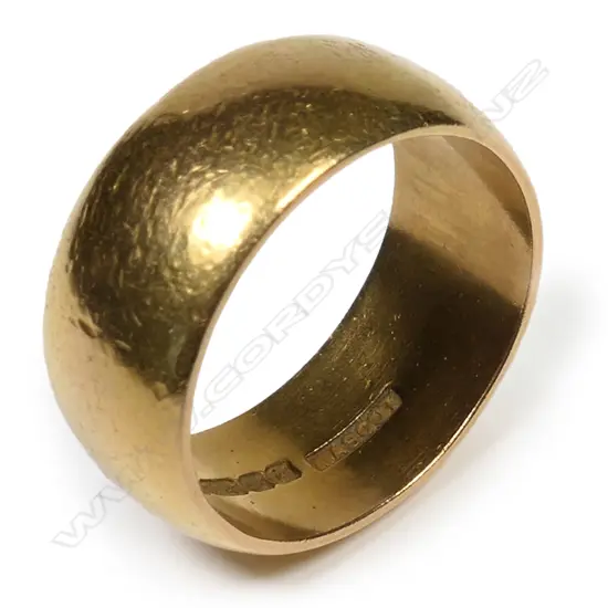 A heavy 22ct yellow gold band ring,