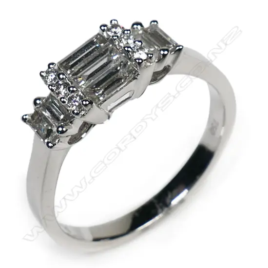 An 18ct white gold diamond cluster ring,
