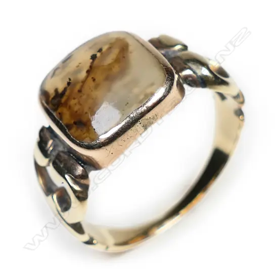 A George III 15ct yellow gold and moss agate 'Mizpah' ring,