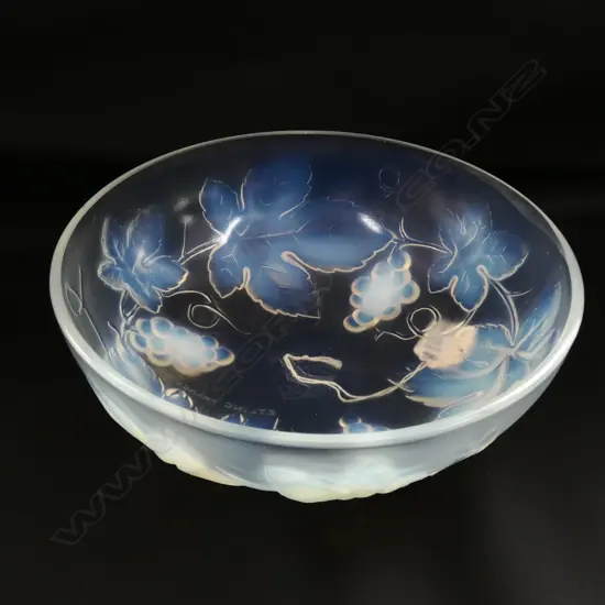 A Vigne opalescent glass bowl by Edmond Etling (Choisy-le-Roi, France) c.1930s