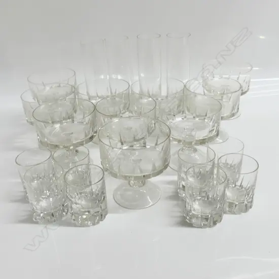 ASSORTED SELECTION OF 30 CRYSTAL GLASSES