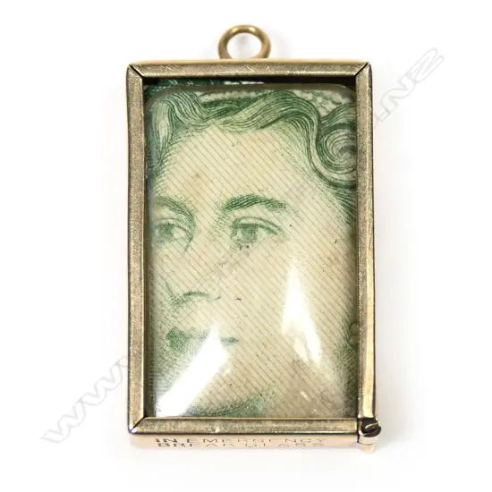 A vintage 9ct gold cased folded one English pound pendant,