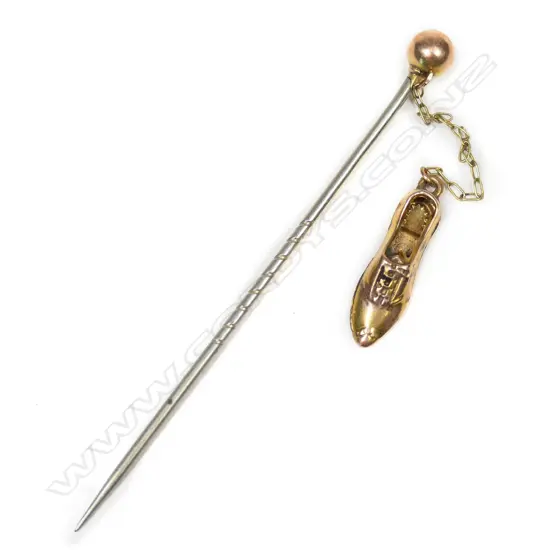 A 9ct gold stick pin with shoe,