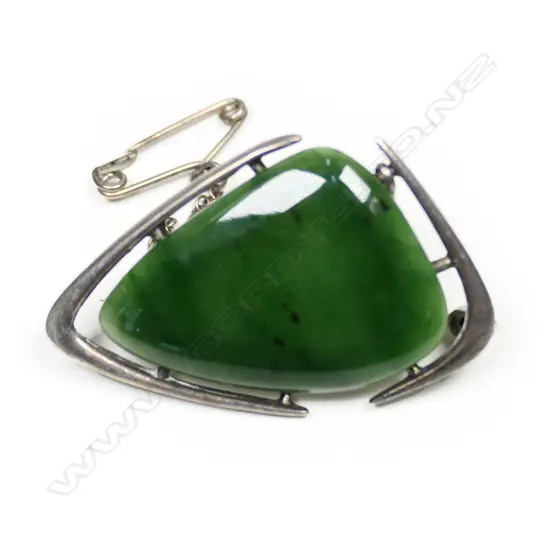 A stylish mid-century silver and pounamu brooch,