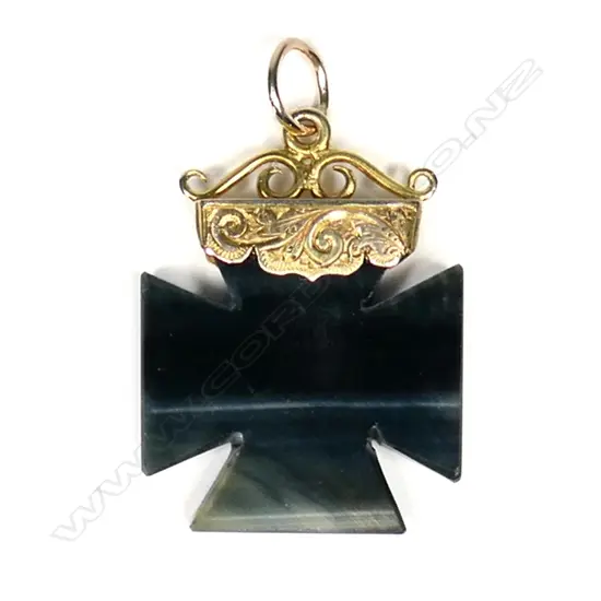 A late Victorian 9ct yellow gold and agate Maltese cross,