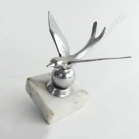 Desmo small swallow (bird),