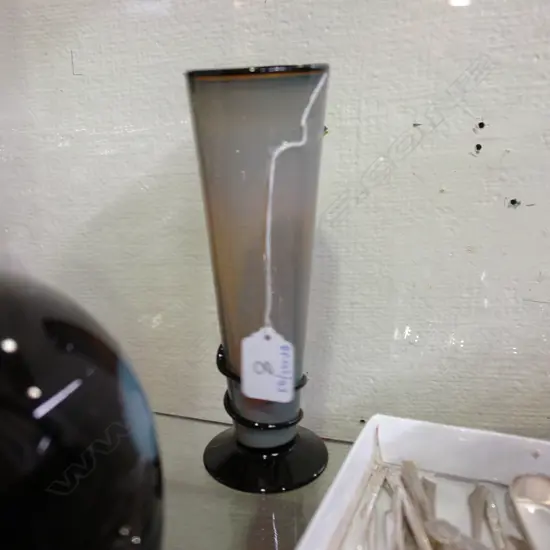 NZ GLASS VASE SIGNED HOGLUND