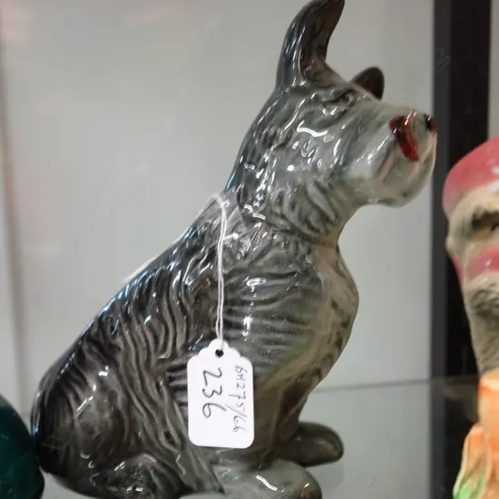 C.L. SITTING DOG - GREY/BLACK