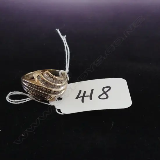 10CT GOLD AND DIAMOND RING 6gms