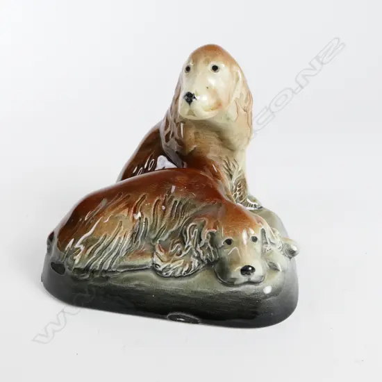 Crown Lynn sculpture of two Setter dogs