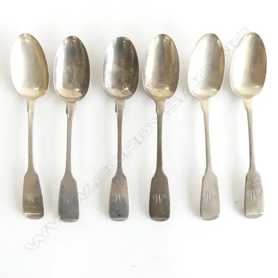 A set of six Victorian period fiddle pattern silver teaspoons. London 1859. 106gm