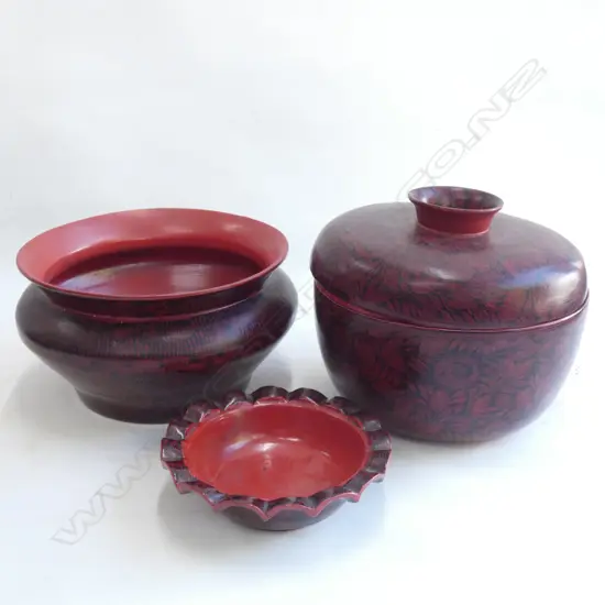 3 RED & BLACK LACQUERED ITEMS ....