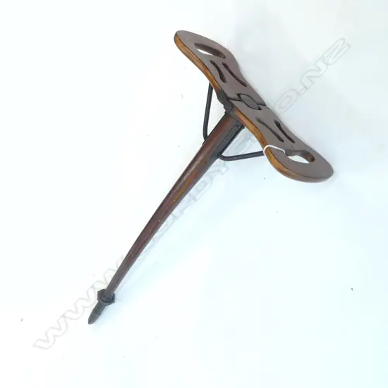 GOOD VINTAGE SHOOTING STICK FOLDING SEAT