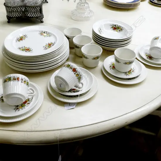 CROWN LYNN FLORAL DINNER SERVICE