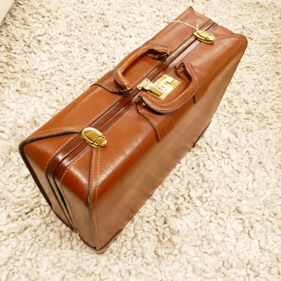 LARGE LEATHER SUITCASE 