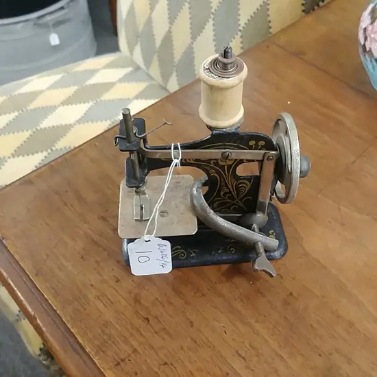 [12784] SMALL CHAIN STITCH SEWING MACHINE W CLAMP