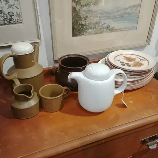 ASSORTED MODERNIST CERAMICS