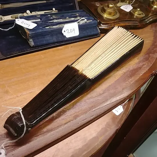 An early 20thC faux tortoiseshell and silk fan