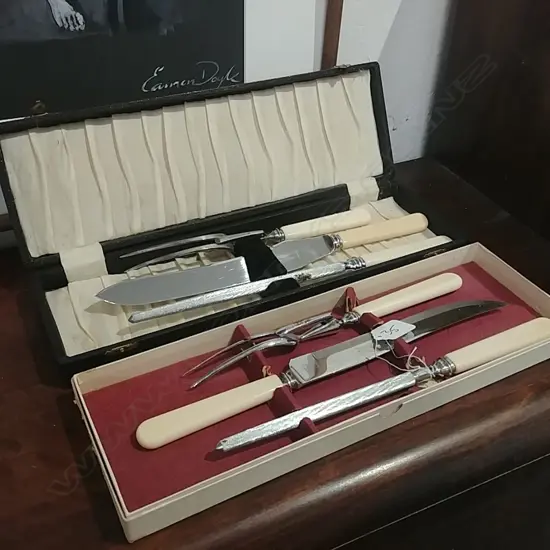 2 BOXED CARVING SETS
