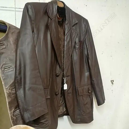 GENT'S BROWN LEATHER JACKET W BRUSH/HANGER SET