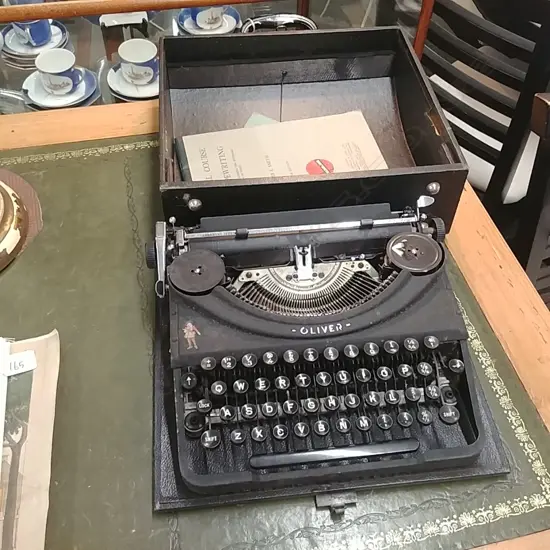 OLIVER PORTABLE TYPEWRITER
