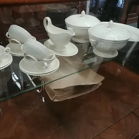 PART WEDGWOOD DINNER SERVICE & BOTANICAL FOLDER