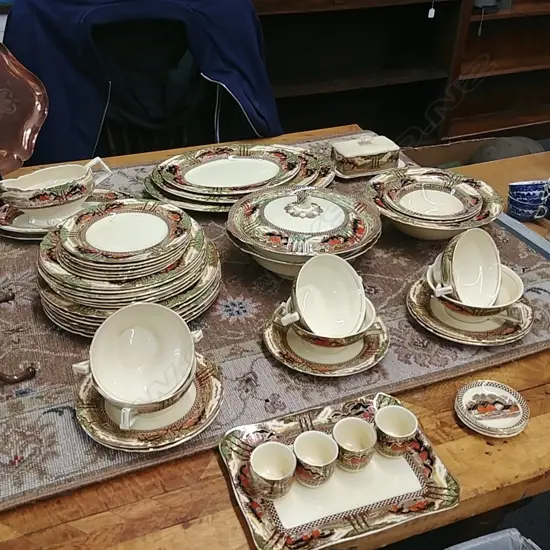 LARGE ART DECO DINNER SERVICE 