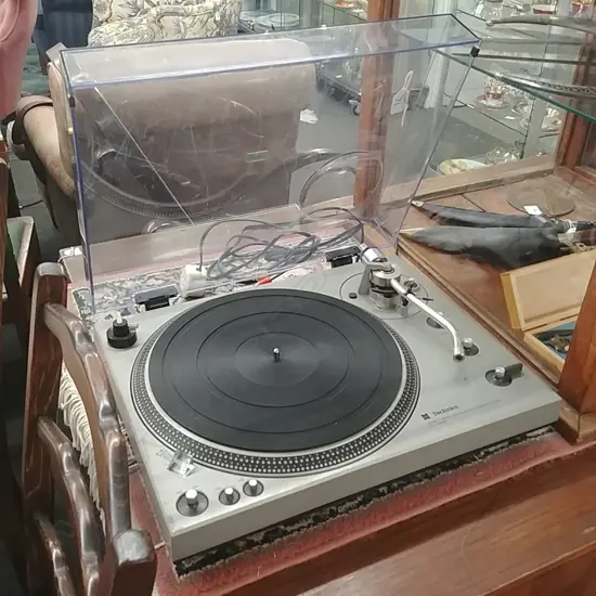 TECHNICS DIRECT DRIVE SL-1300 TURNTABLE NO HEAD