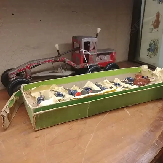 BOXED BRITAINS SOLIDERS (AF) + CAST TOY GRADER