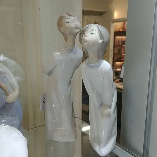LLADRO BOY & GIRL KISSING
