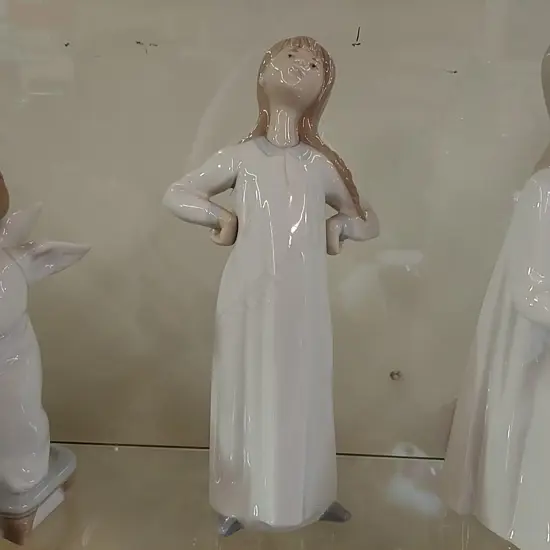 LLADRO GIRL HANDS ON HIPS