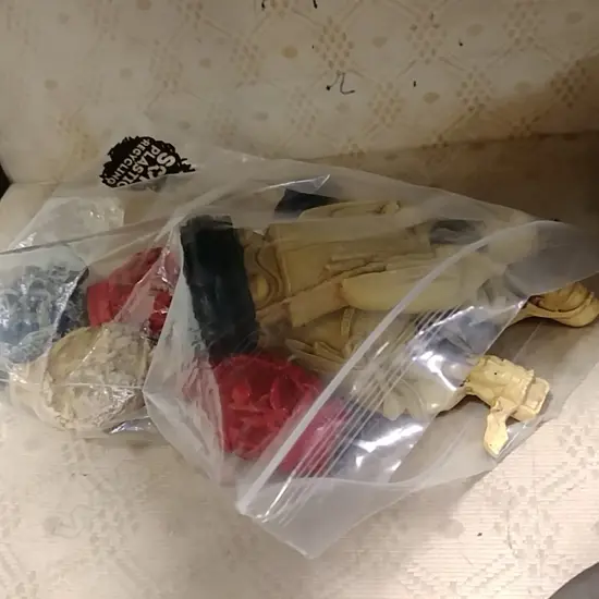 8 RESIN CHINESE ITEMS; 3 FIGURES 4 SNUFFS BUDDHA