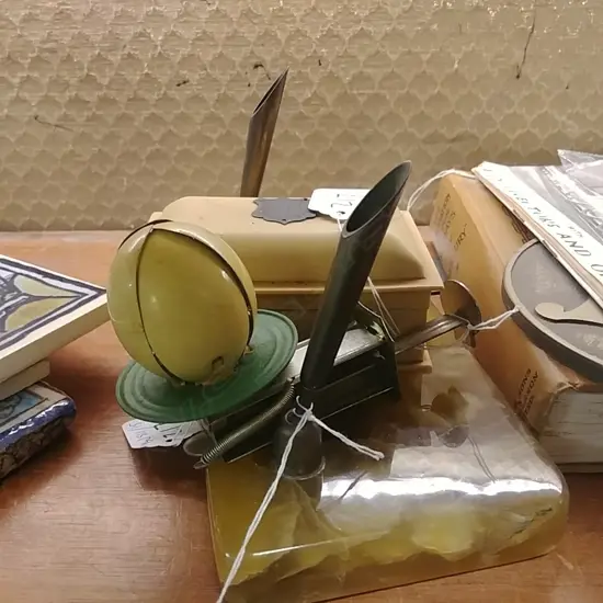 PEN STAND/ SML BOX W/ SILVER LABEL/SPINNER TOY