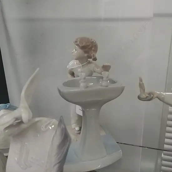 LLADRO FIG - GIRL AT BASIN