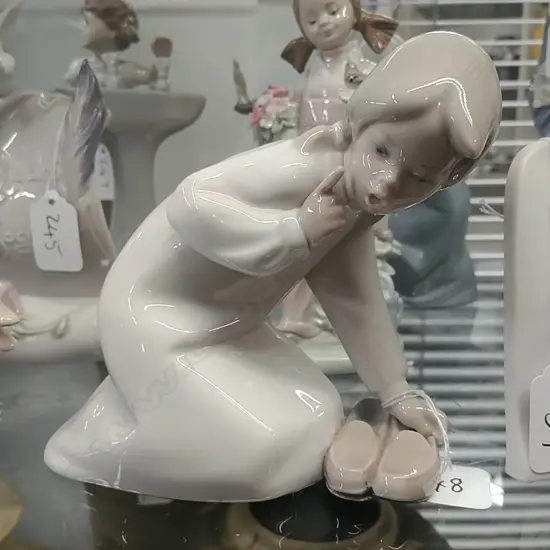 LLADRO FIG - GIRL W/ SLIPPERS 