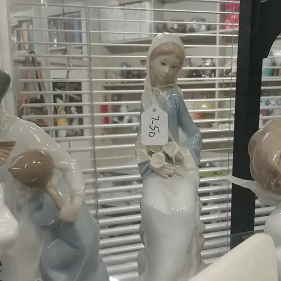 LLADRO FIG - WOMAN W/ TULIPS 