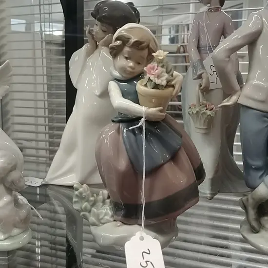 LLADRO GIRL WITH FLOWER POT